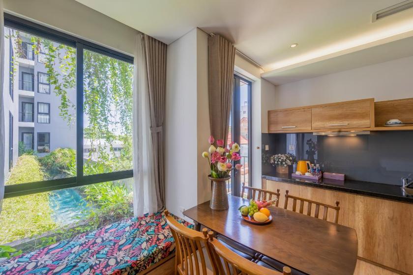 Căn Hộ Nhìn Ra Hồ Bơi 