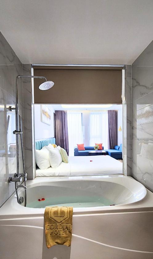 Phòng Deluxe Giường Đôi Nhìn Ra Biển Từ Phía Bên Cạnh Phòng Deluxe Giường Đôi Nhìn Ra Biển Từ Phía Bên Cạnh