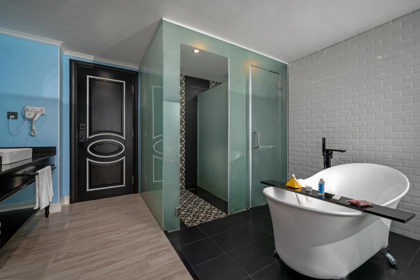 Phòng Deluxe Giường Đôi Có Ban Công Và Bồn Tắm - Tầm Nhìn Ra Thành Phố