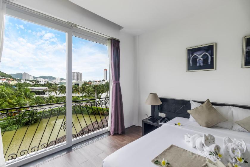 Phòng Premier Giường đôi Nhìn ra Sông và Hồ bơi Phòng Premier Giường đôi Nhìn ra Sông và Hồ bơi