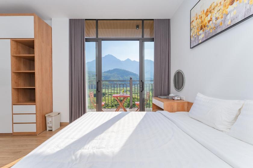 Phòng có giường cỡ King nhìn ra cảnh núi non