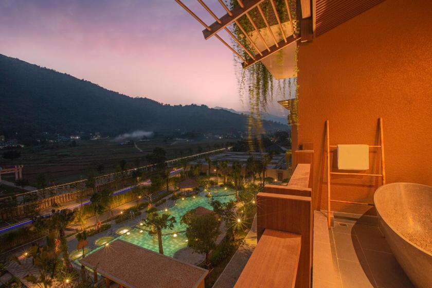 Phòng Deluxe Giường Đôi Nhìn Ra Hồ Bơi Phòng Deluxe Giường Đôi Nhìn Ra Hồ Bơi