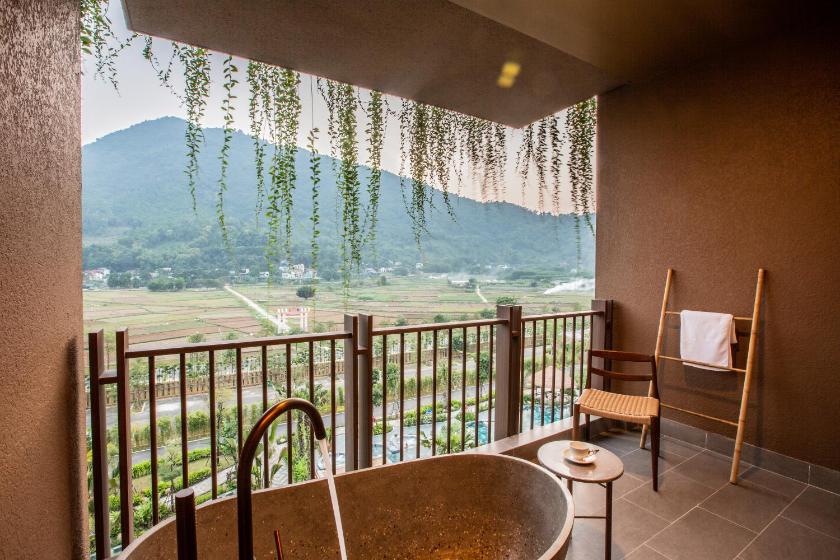 Phòng Deluxe Giường Đôi Nhìn Ra Hồ Bơi Phòng Deluxe Giường Đôi Nhìn Ra Hồ Bơi