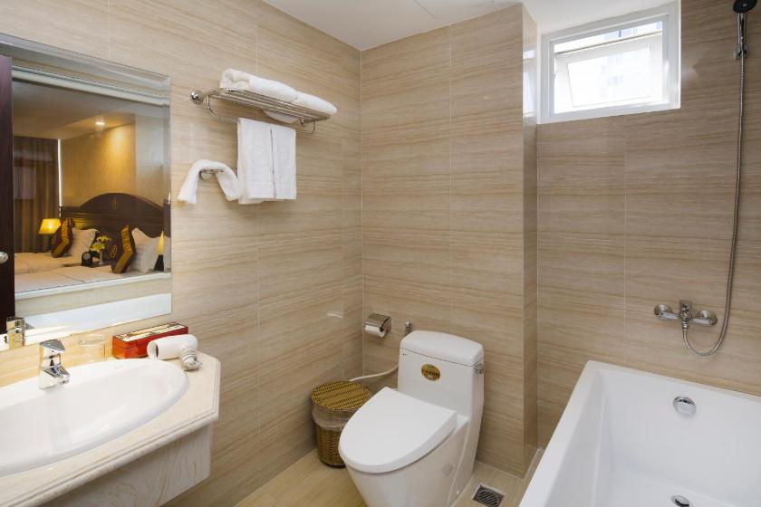 Phòng Deluxe Có Ban Công Nhìn Ra Thành Phố