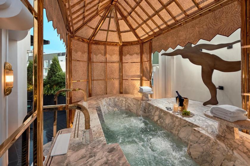 Phòng Grand Nhìn Ra Nhà Hát Lớn Phòng Grand Nhìn Ra Nhà Hát Lớn