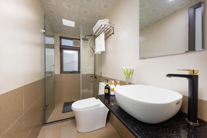 Phòng có giường cỡ King nhìn ra cảnh núi non