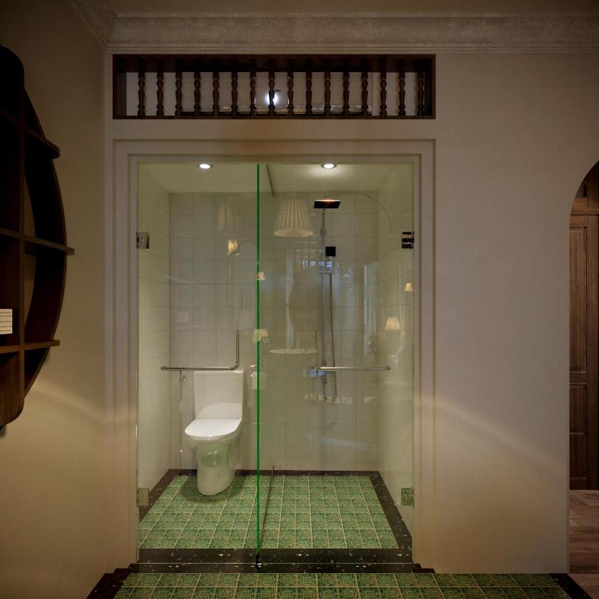 Executive Suite Balcony with Lake View