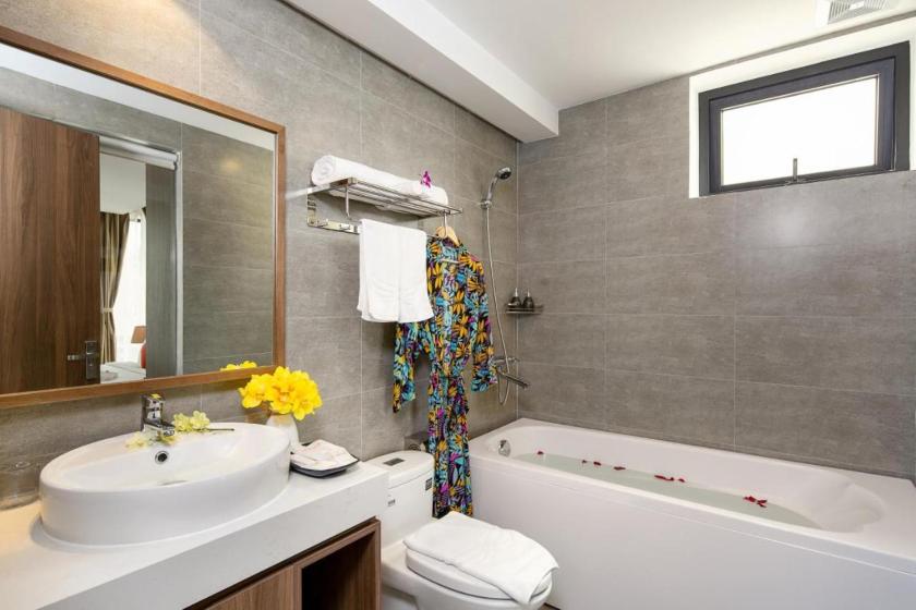 Suite Có Bồn Tắm Và Tầm Nhìn Ra Cảnh Thành Phố Suite Có Bồn Tắm Và Tầm Nhìn Ra Cảnh Thành Phố