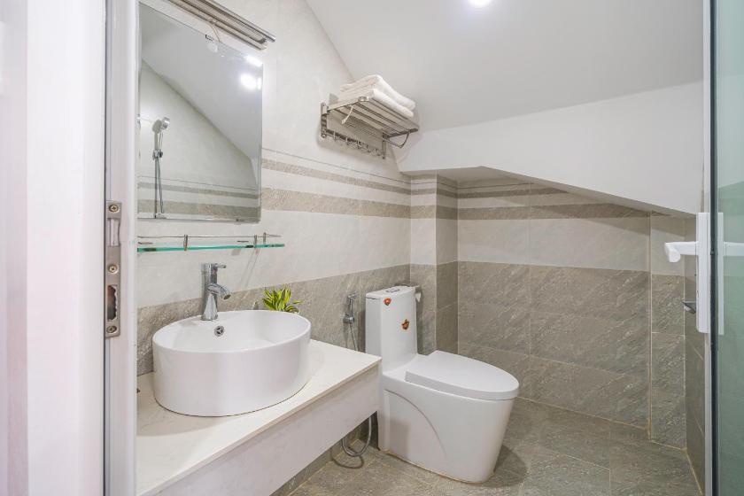 Phòng Giường Đôi Có Ban Công (2 Người Lớn + 1 Trẻ Em) Phòng Giường Đôi Có Ban Công (2 Người Lớn + 1 Trẻ Em)