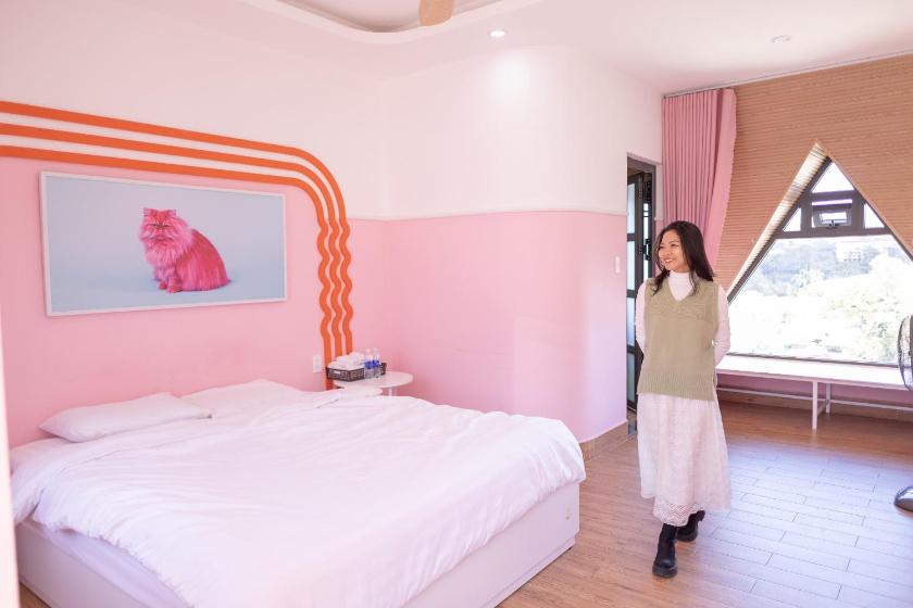 Phòng có giường cỡ King nhìn ra cảnh núi non