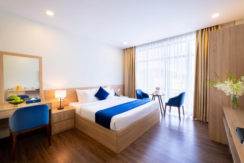 Phòng Deluxe (2 Người lớn + 1 Trẻ em) Phòng Deluxe (2 Người lớn + 1 Trẻ em)