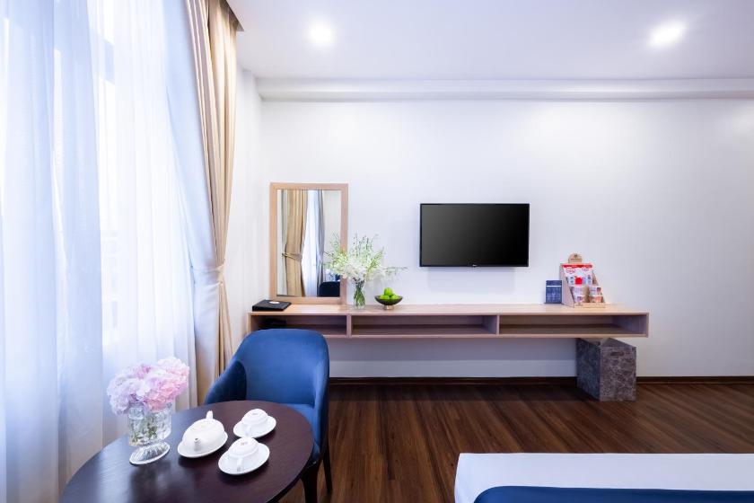 Phòng Deluxe (2 Người lớn + 1 Trẻ em) Phòng Deluxe (2 Người lớn + 1 Trẻ em)