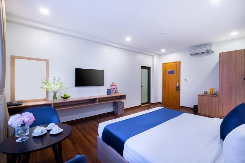 Phòng Deluxe (2 Người lớn + 1 Trẻ em) Phòng Deluxe (2 Người lớn + 1 Trẻ em)