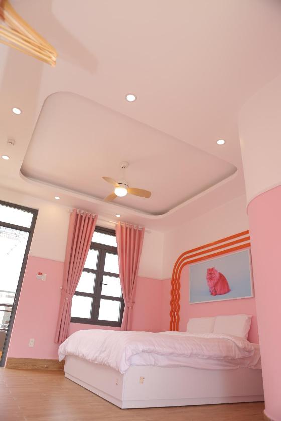 Phòng có giường cỡ King nhìn ra cảnh núi non