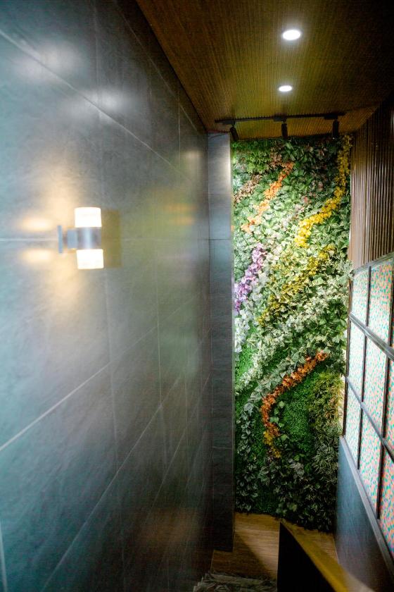 Phòng có giường cỡ King nhìn ra cảnh núi non