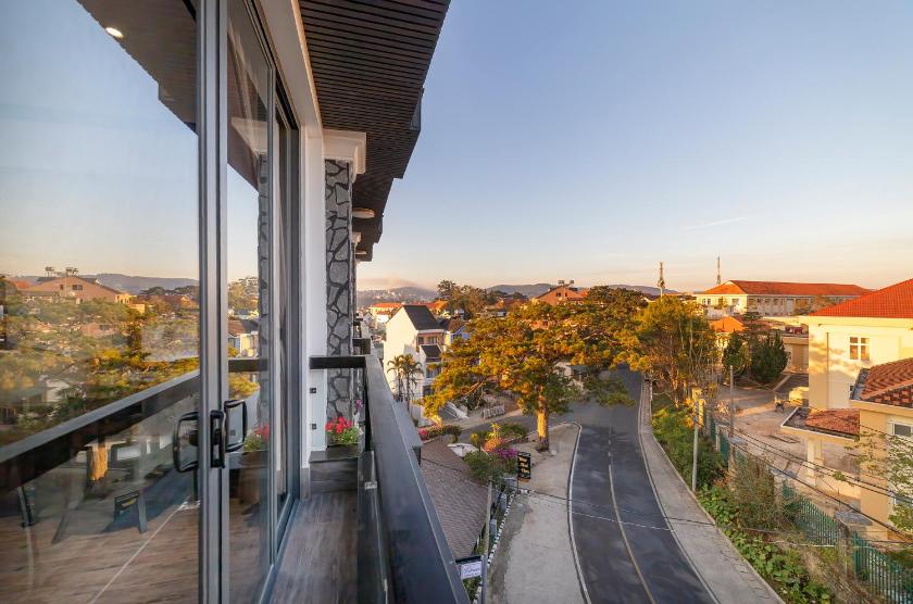 Phòng Deluxe Giường Đôi Có Ban Công