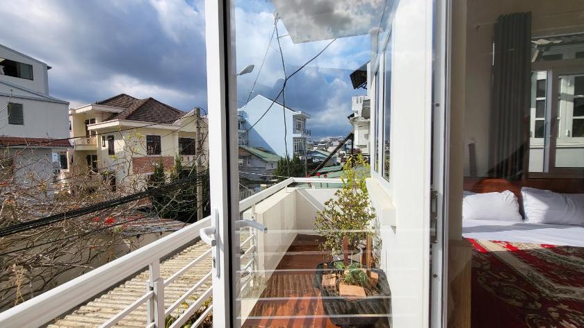 Phòng cho 3 người có Ban Công Phòng cho 3 người có Ban Công