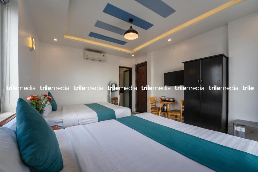 Phòng Deluxe (2 Người lớn + 1 Trẻ em) Phòng Deluxe (2 Người lớn + 1 Trẻ em)