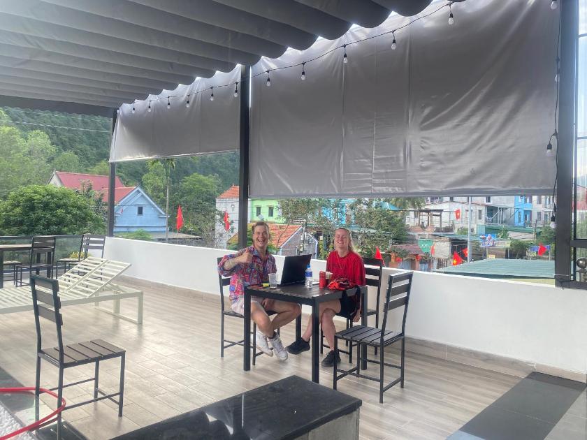 Phòng Có Giường Cỡ King Nhìn Ra Hồ Bơi