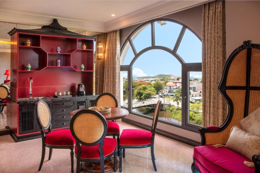 Suite Hạng Tổng Thống - Miễn Phí Trang Phục Truyền Thống