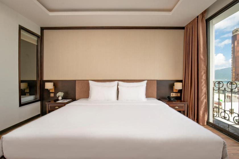 Phòng Executive Giường Đôi Có Ban Công Nhìn Ra Thành Phố