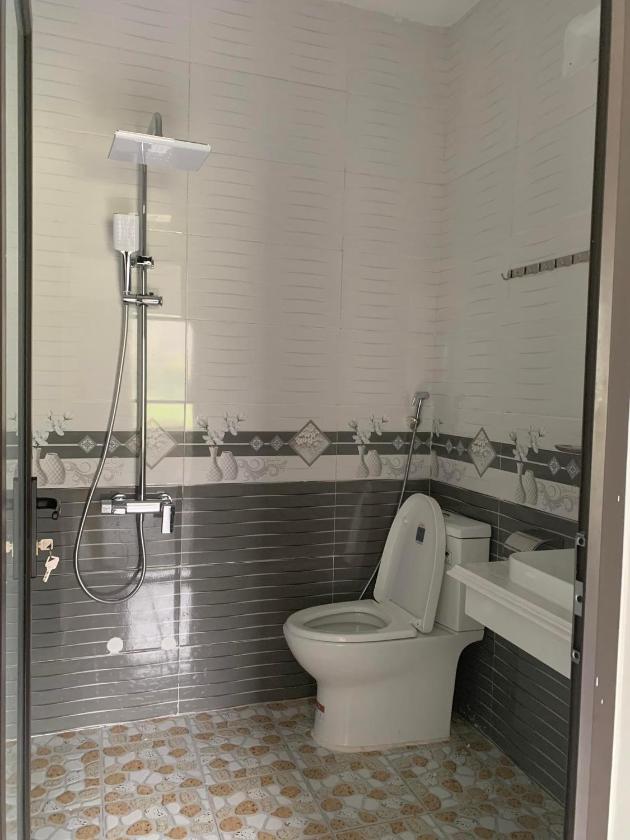 Phòng có giường cỡ King nhìn ra cảnh núi non