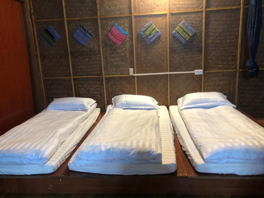 Giường Đơn Trong Phòng Nghỉ Tập Thể Cho Cả Nam Và Nữ Giường Đơn Trong Phòng Nghỉ Tập Thể Cho Cả Nam Và Nữ