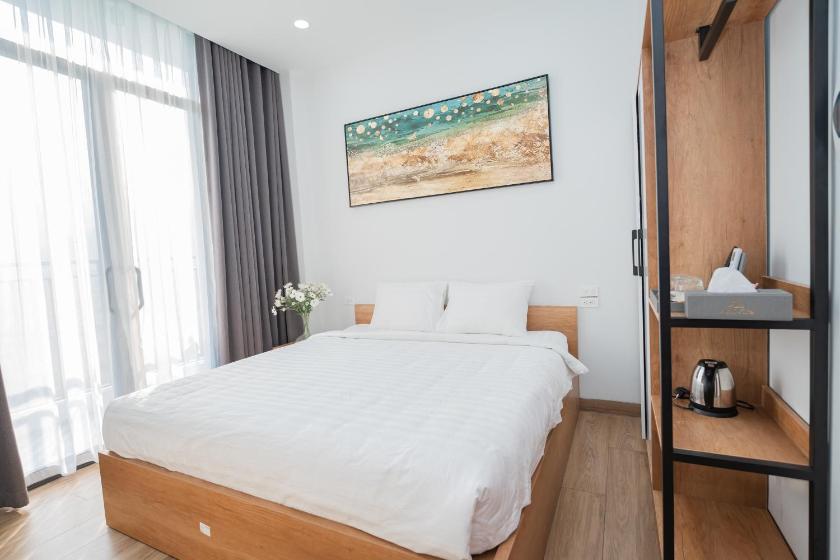 Phòng có giường cỡ King nhìn ra cảnh núi non