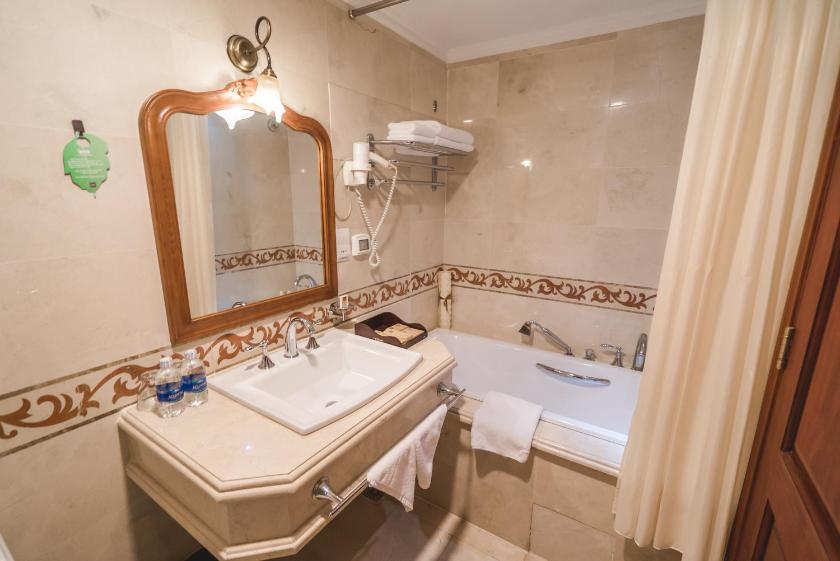 Phòng Deluxe Có Giường Cỡ King Nhìn Ra Thành Phố Hoặc Sân Trong Phòng Deluxe Có Giường Cỡ King Nhìn Ra Thành Phố Hoặc Sân Trong