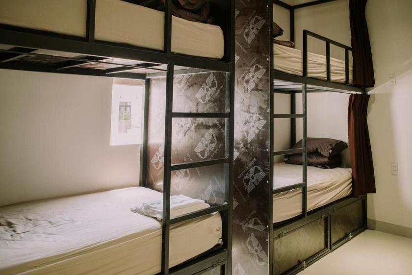 Giường Đơn Trong Phòng Nghỉ Tập Thể Cho Cả Nam Và Nữ