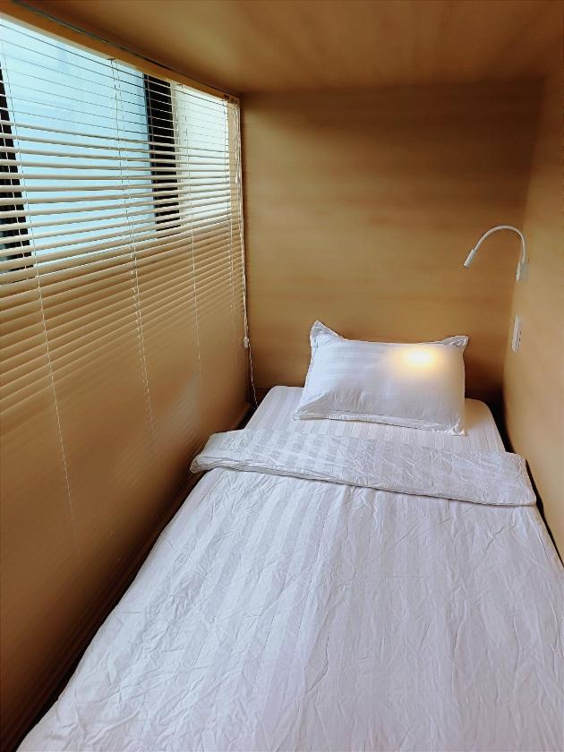 Giường Đơn Trong Phòng Ngủ Tập Thể 6 Giường