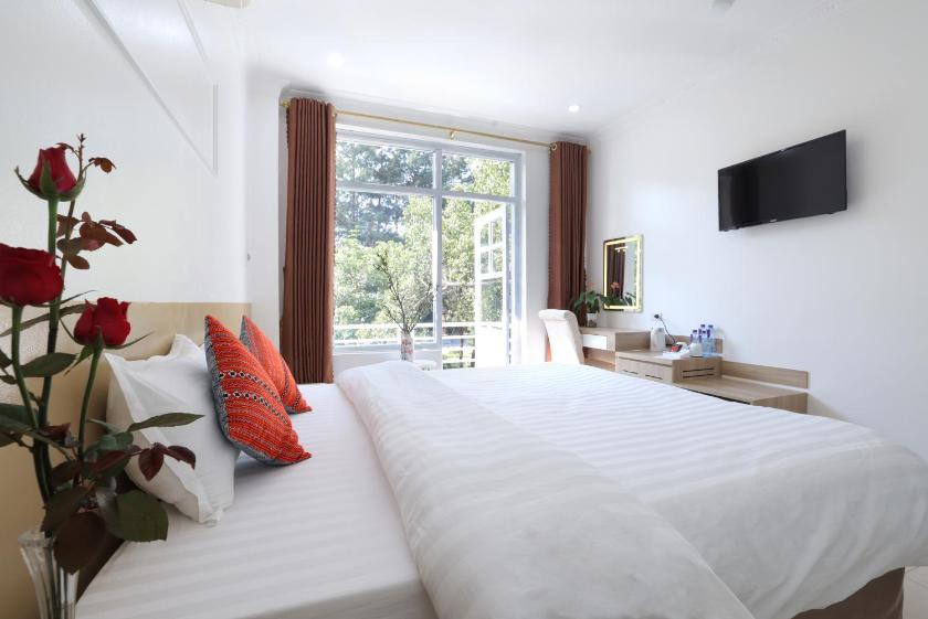 Phòng Deluxe Giường Đôi Có Ban Công