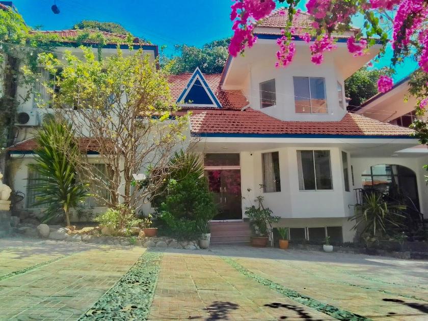 Biệt Thự Nhìn Ra Vườn