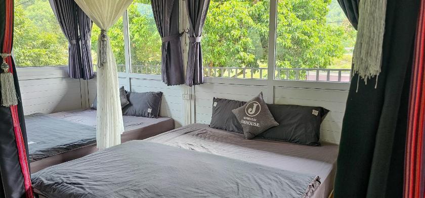 Giường Đơn Trong Phòng Nghỉ Tập Thể Cho Cả Nam Và Nữ