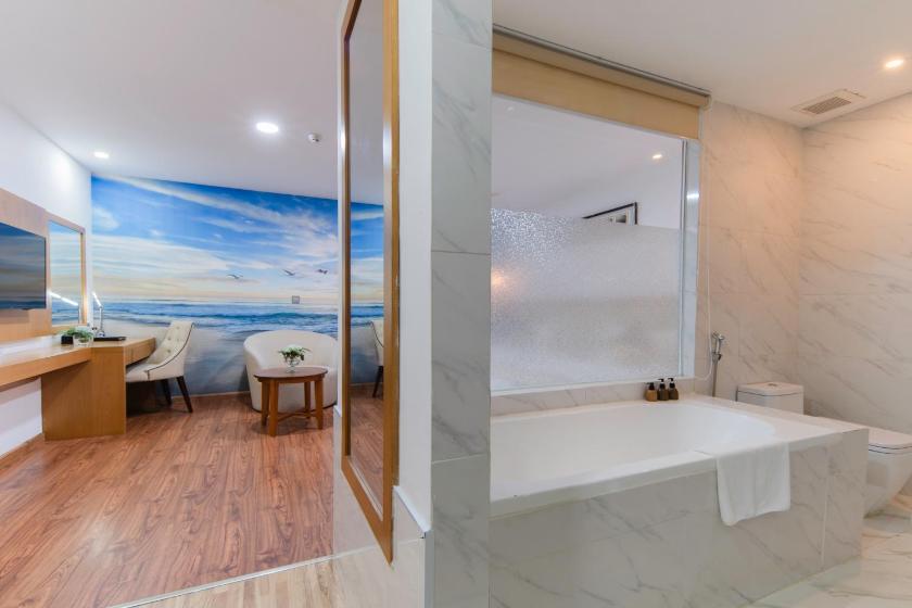 Superior Room With Bathtub
