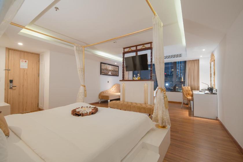 Phòng Royal Gold Có Giường Cỡ King