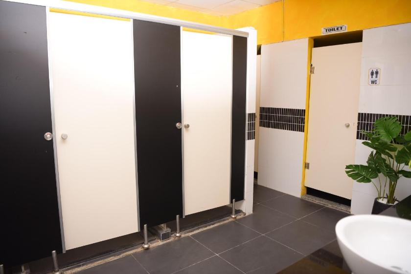 Giường Đơn Trong Phòng Ngủ Tập Thể Cho Nam Với Phòng Tắm Chung