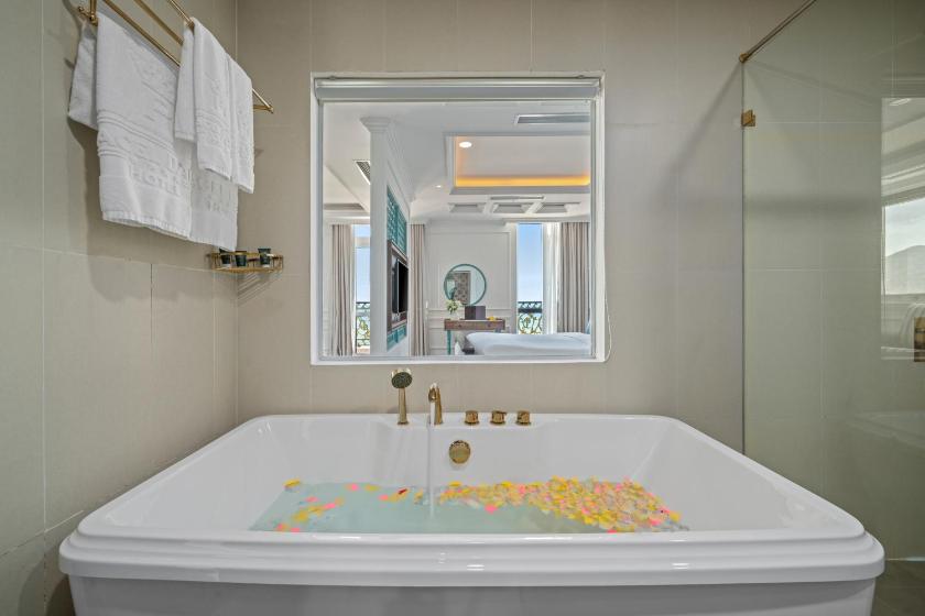 Suite Executive Hướng Đại Dương Có Ban Công 