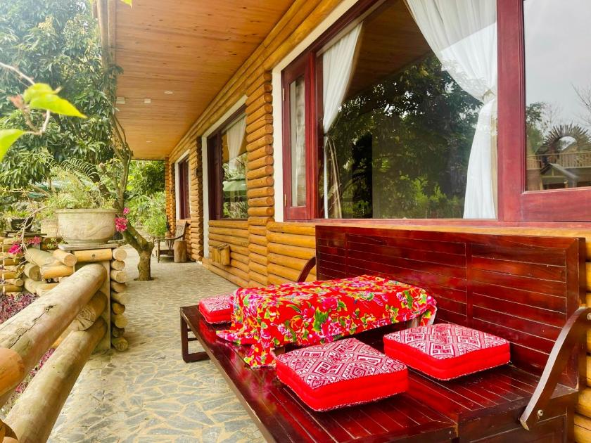 Big Family Room with Balcony and Rice Field  View