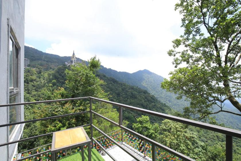 Phòng 3 Người Nhìn Ra Núi