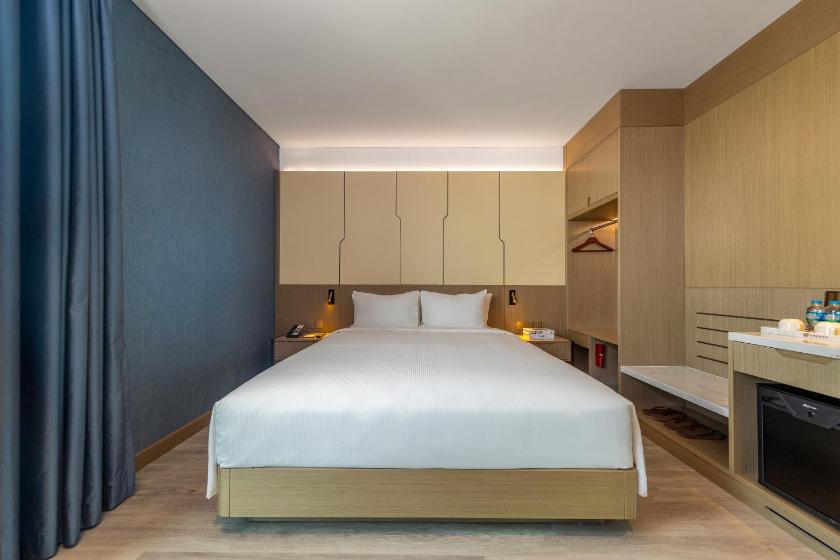 Studio King Room Partial Sea View with Balcony