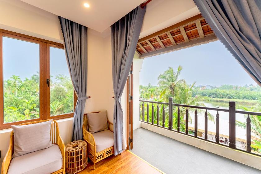 Suite Junior Nhìn Ra Hồ Bơi Suite Junior Nhìn Ra Hồ Bơi