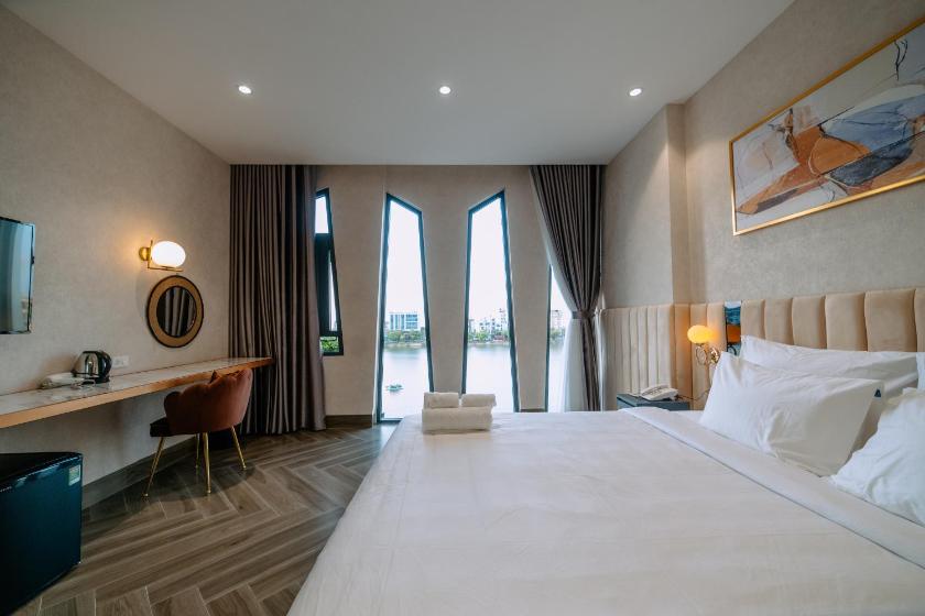 Phòng Có Giường Cỡ King Nhìn Ra Hồ Nước