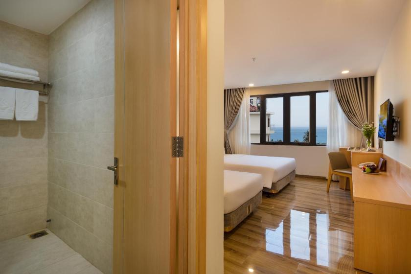 Phòng Deluxe 3 Người Nhìn Ra Biển Phòng Deluxe 3 Người Nhìn Ra Biển