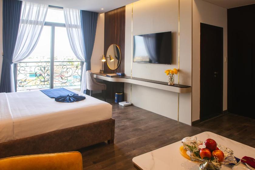 Suite có giường cỡ King với ban công