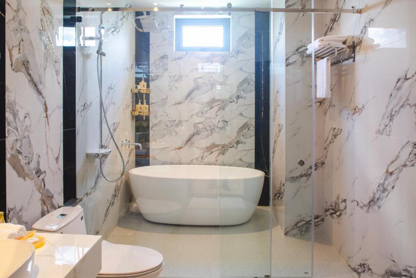 Phòng gia đình với phòng tắm riêng.