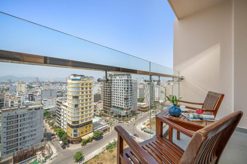 Phòng 3 Người Có Ban Công Nhìn Ra Thành Phố Phòng 3 Người Có Ban Công Nhìn Ra Thành Phố