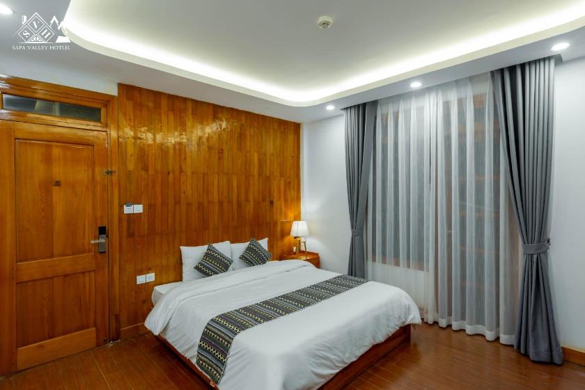 Phòng Deluxe Giường Đôi Có Ban Công