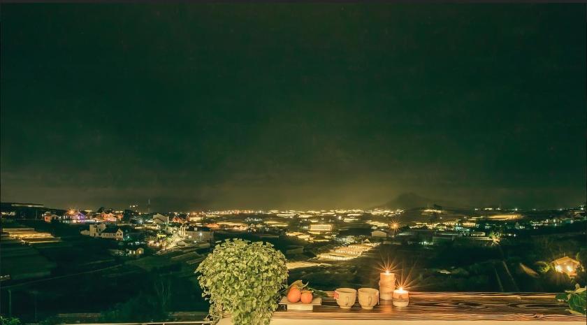 Phòng Deluxe Giường Đôi Có Ban Công