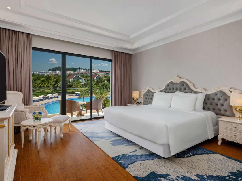 Phòng Deluxe Nhìn Ra Hồ Bơi Phòng Deluxe Nhìn Ra Hồ Bơi